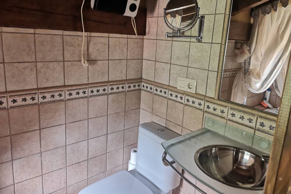 Photo of Bathroom in Llonin