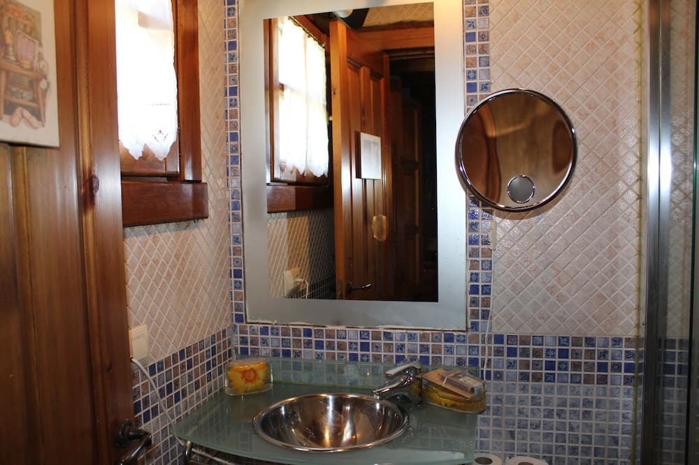 Photo of Bathroom in Llonin