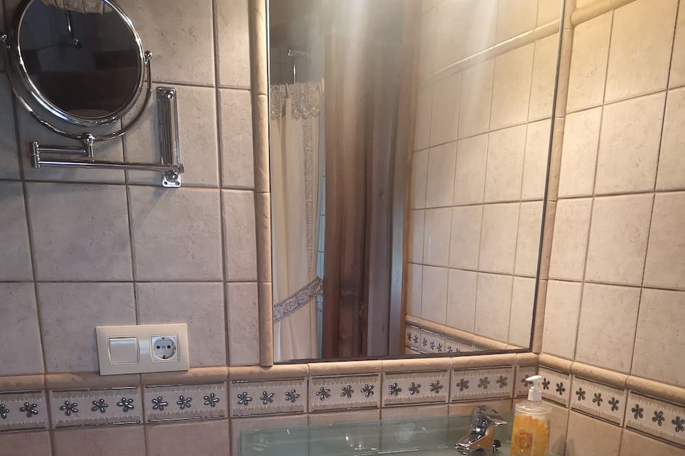 Photo of Bathroom in Llonin