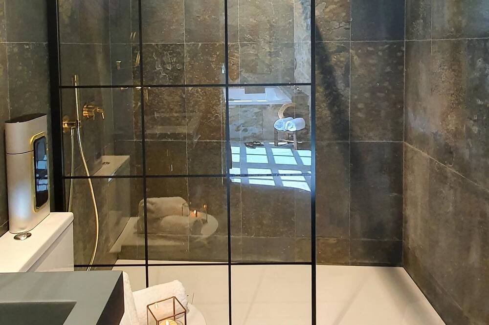 Photo of Bathroom in Banaston