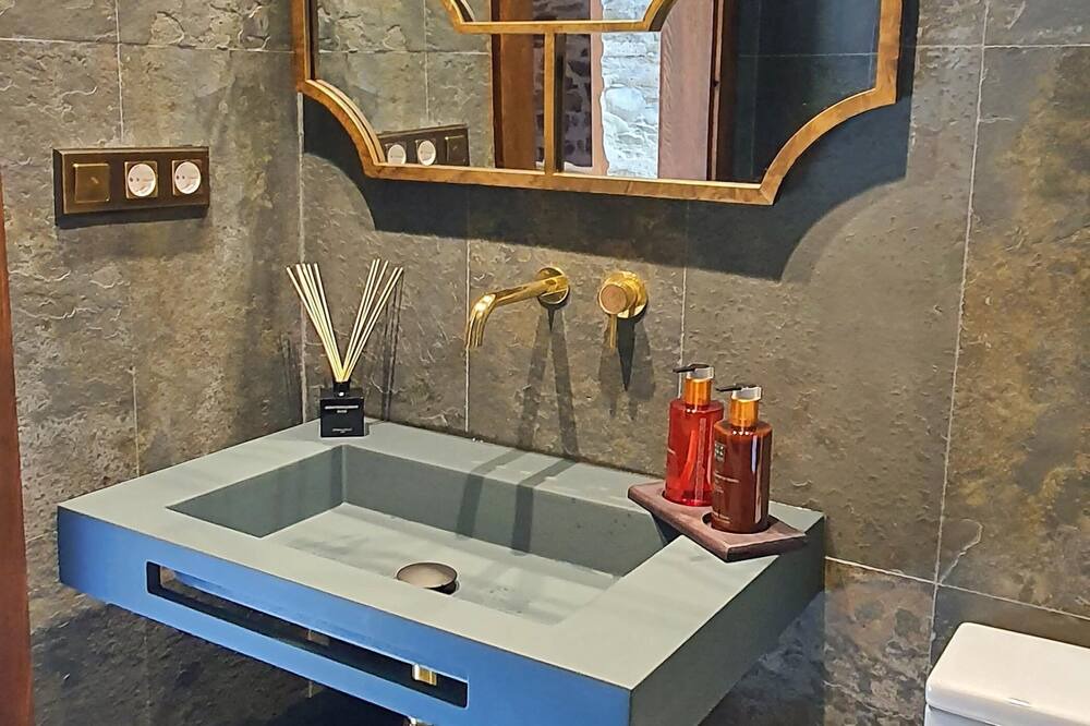 Photo of Bathroom in Banaston
