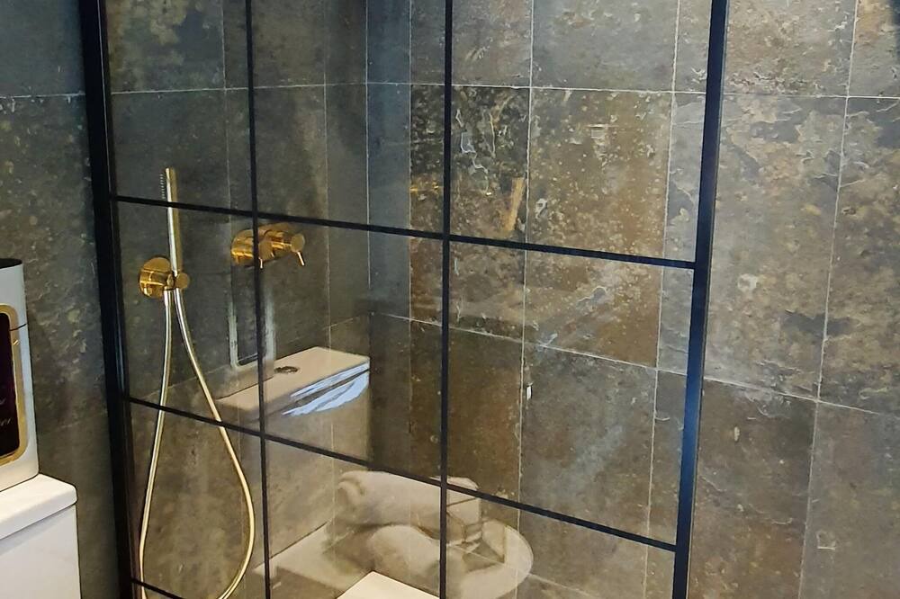Photo of Bathroom in Banaston