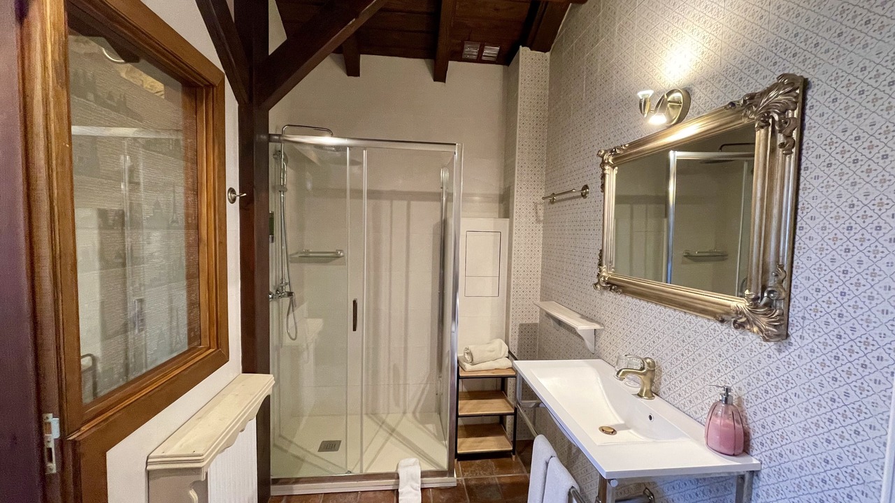 Photo of Bathroom in Regules