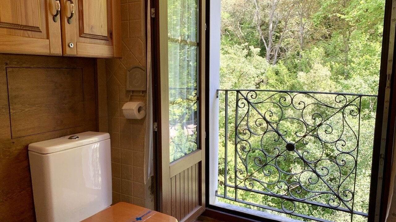 Photo of Bathroom in Regules