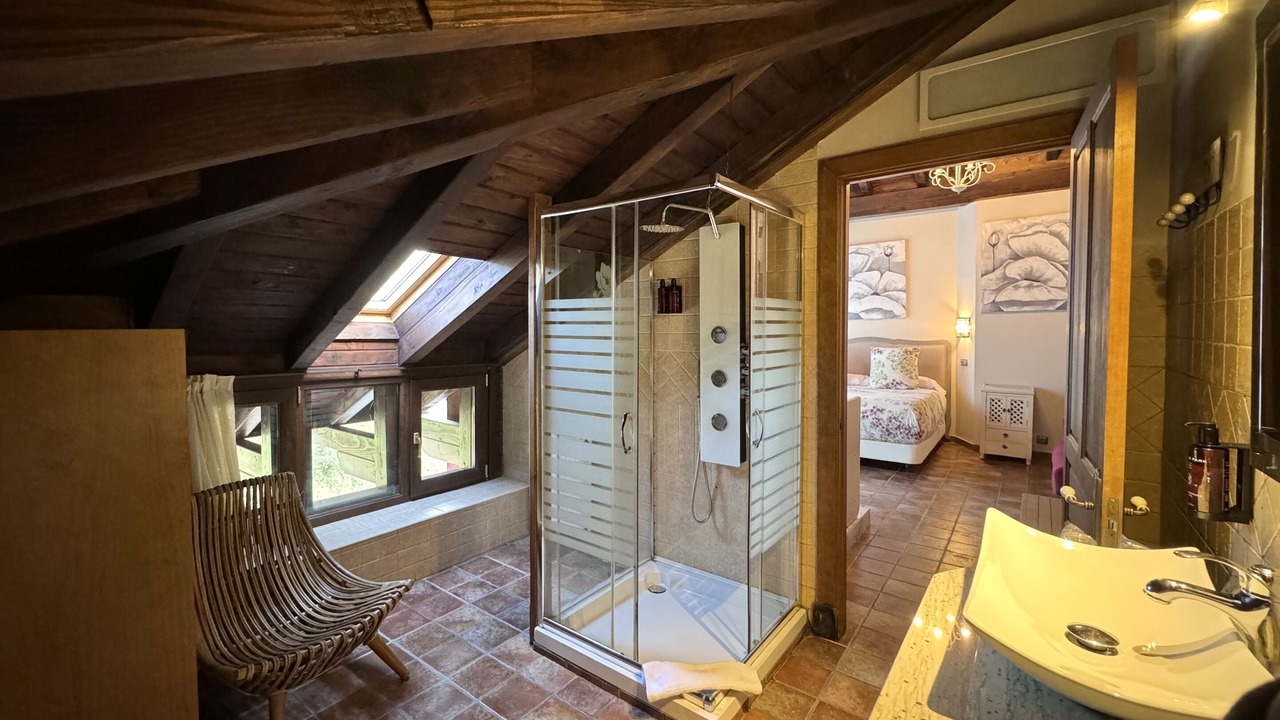 Photo of Bathroom in Regules