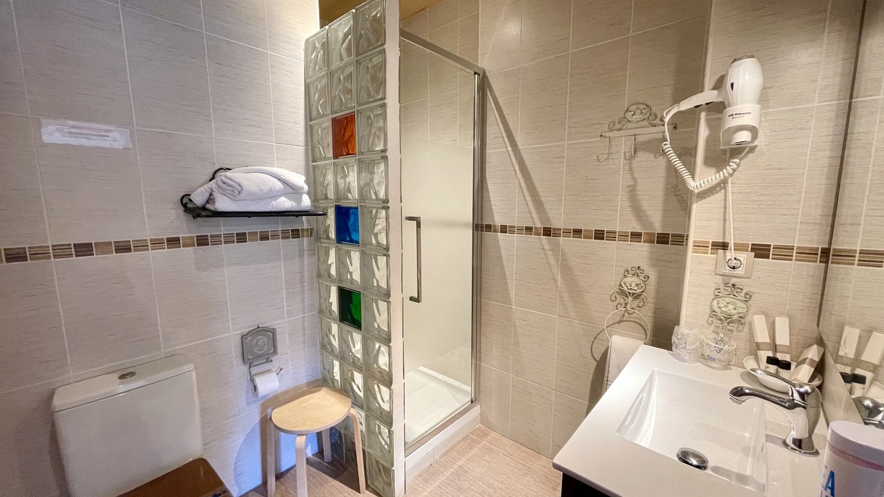 Photo of Bathroom in Regules