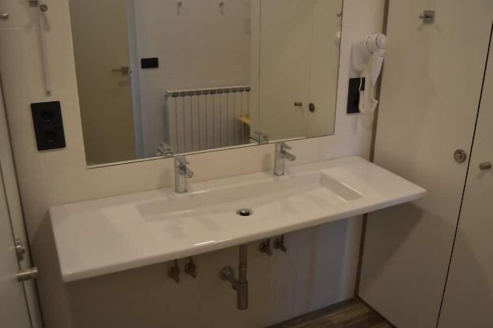 Photo of Bathroom in Montfalco Murallat