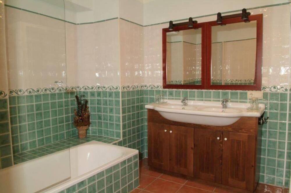Photo of Bathroom in Corts