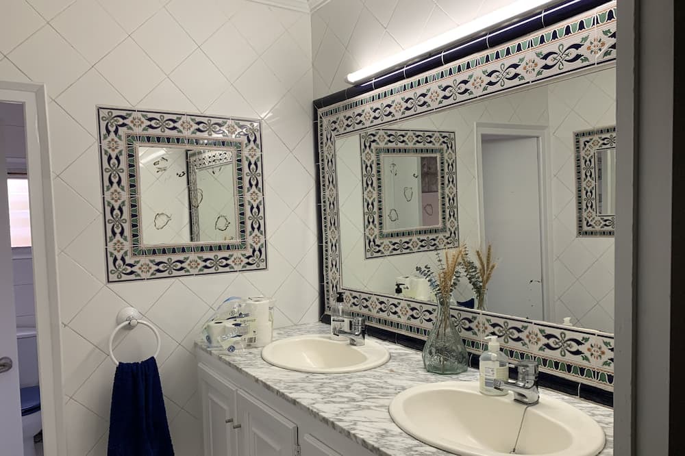 Photo of Bathroom in Colomers
