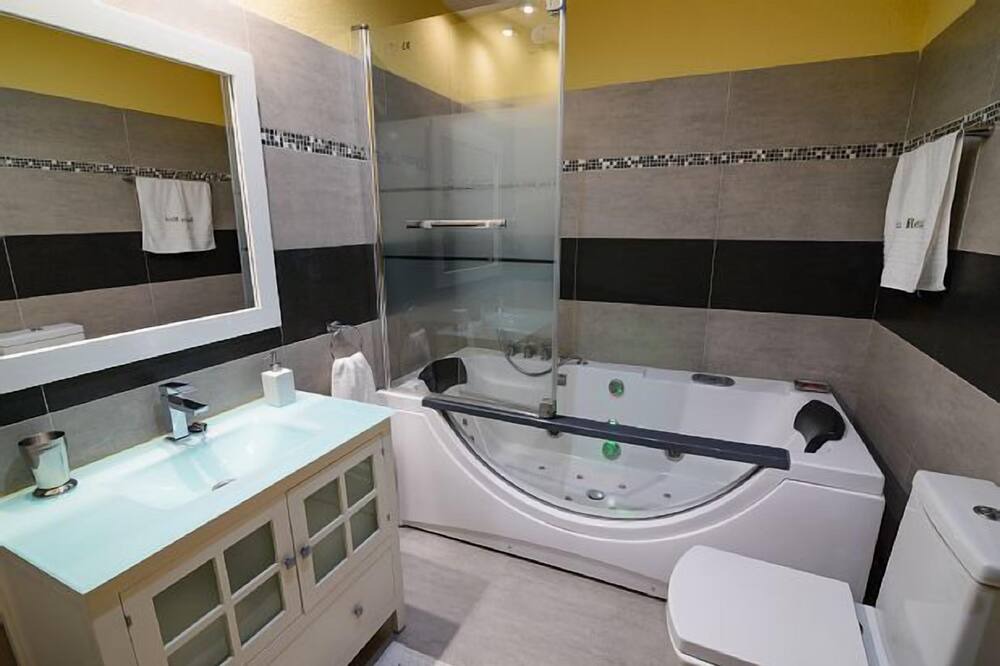 Photo of Bathroom in La Plaza