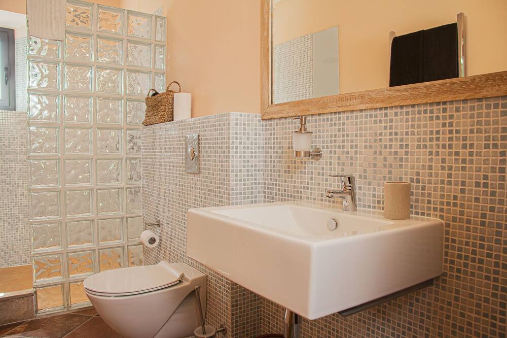 Photo of Bathroom in Porqueres