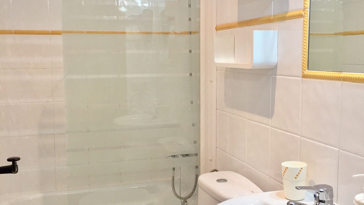 Photo of Bathroom in Cue