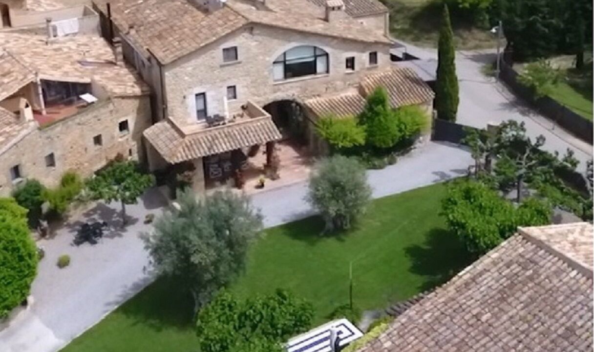 Photo of Buildings in Llampaies