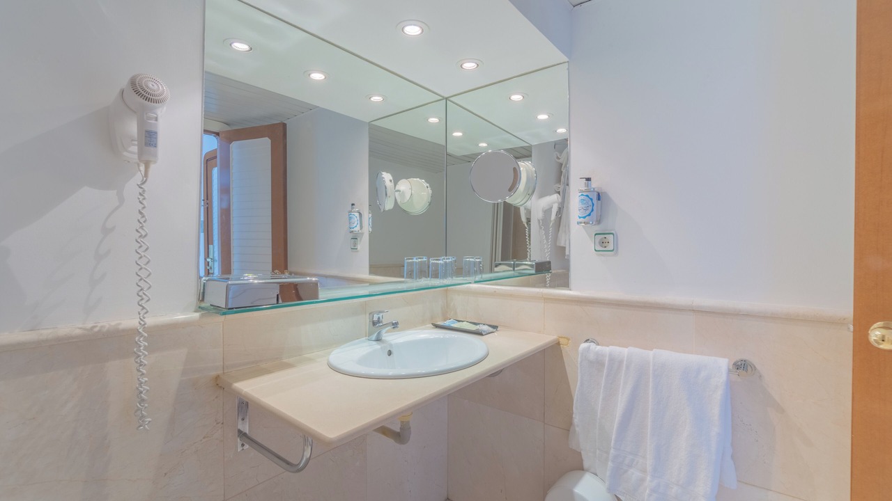 Photo of Bathroom in Los Angeles de San Rafael