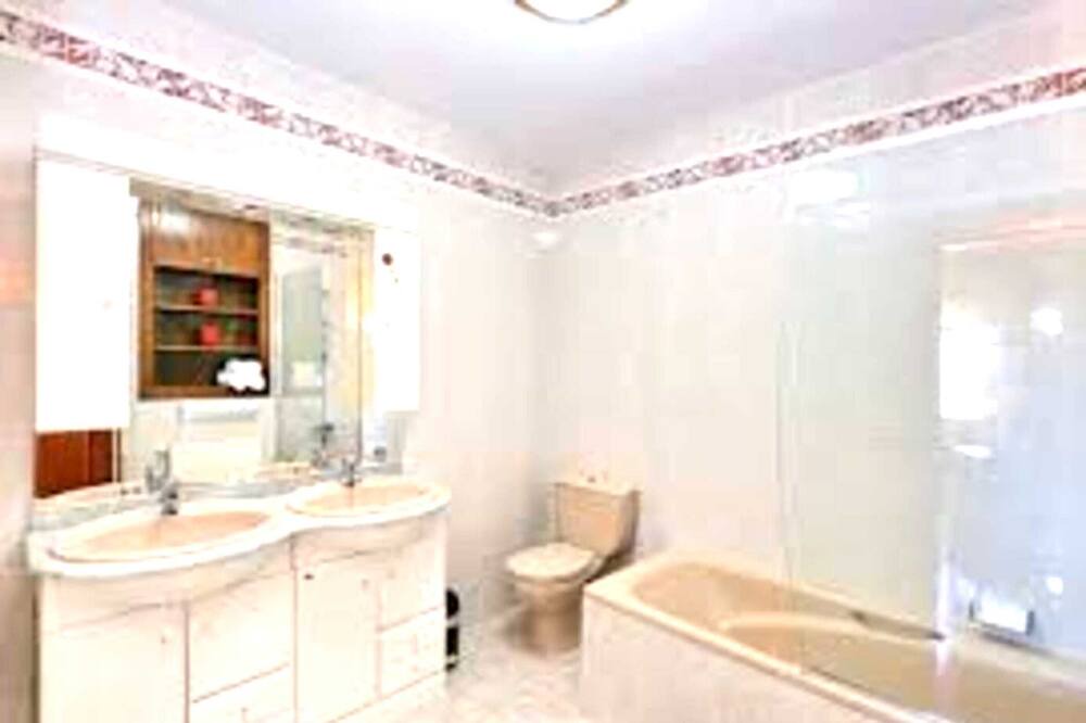 Photo of Bathroom in El Mas Isaac