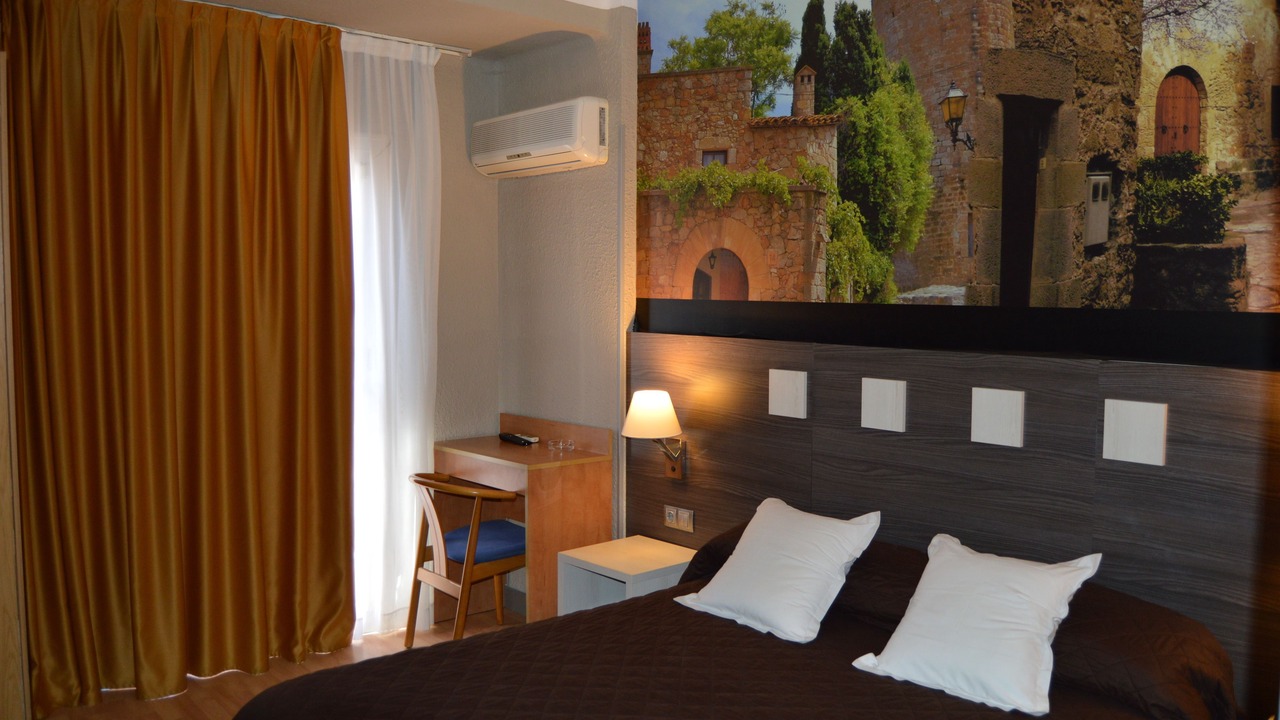 Photo of Bedroom in Roses Town Center