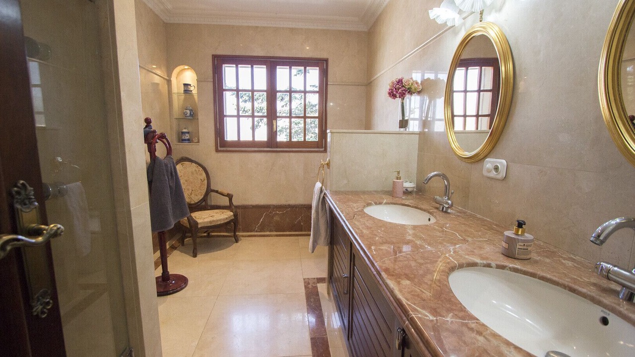 Photo of Bathroom in Alcover