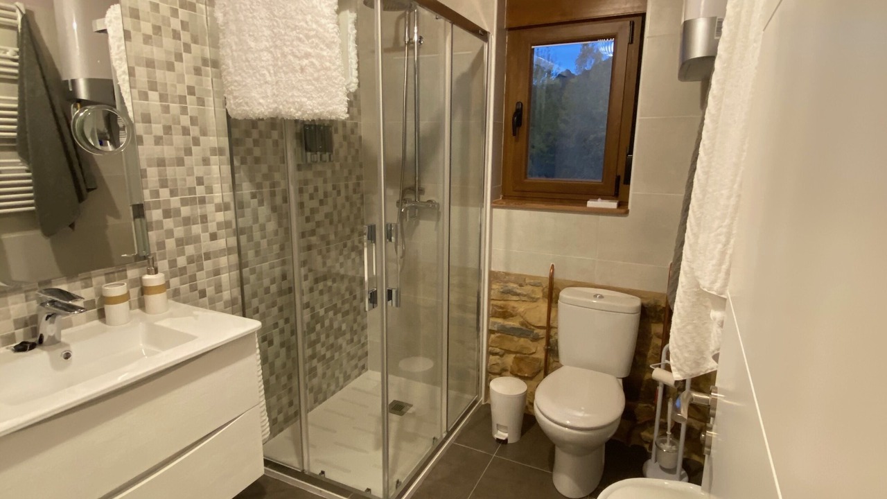 Photo of Bathroom in Cremenes