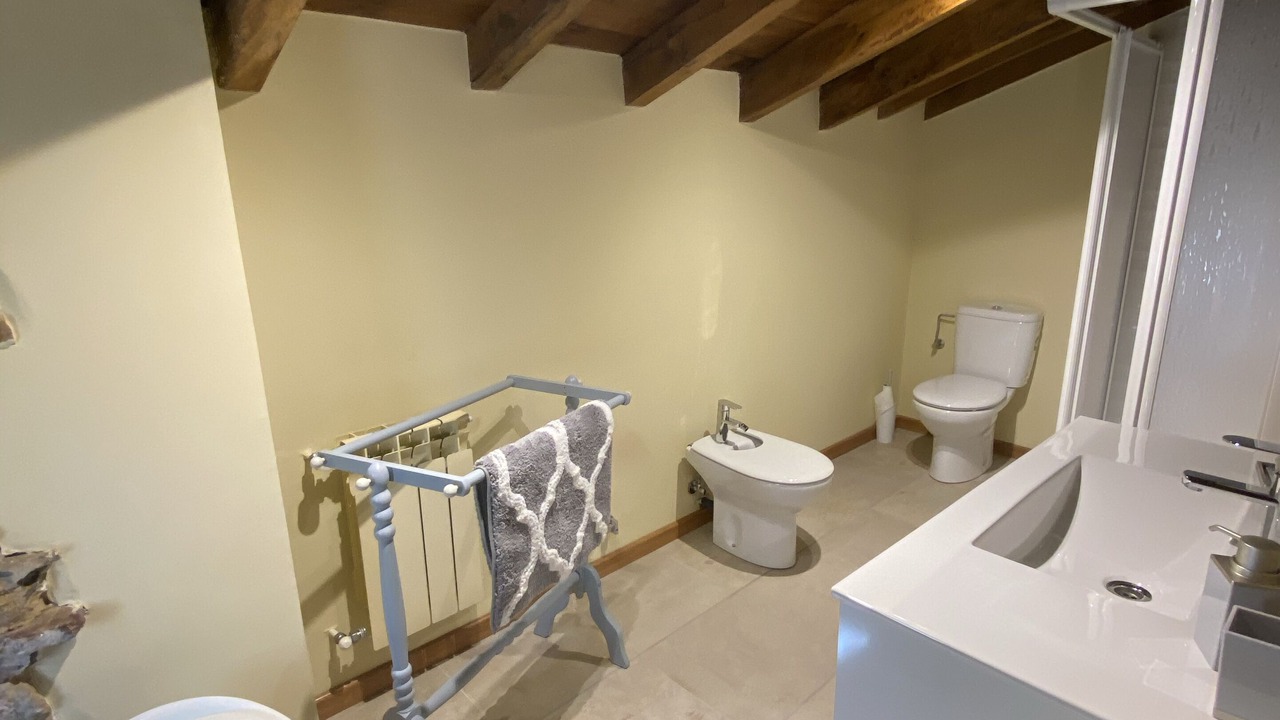 Photo of Bathroom in Cremenes