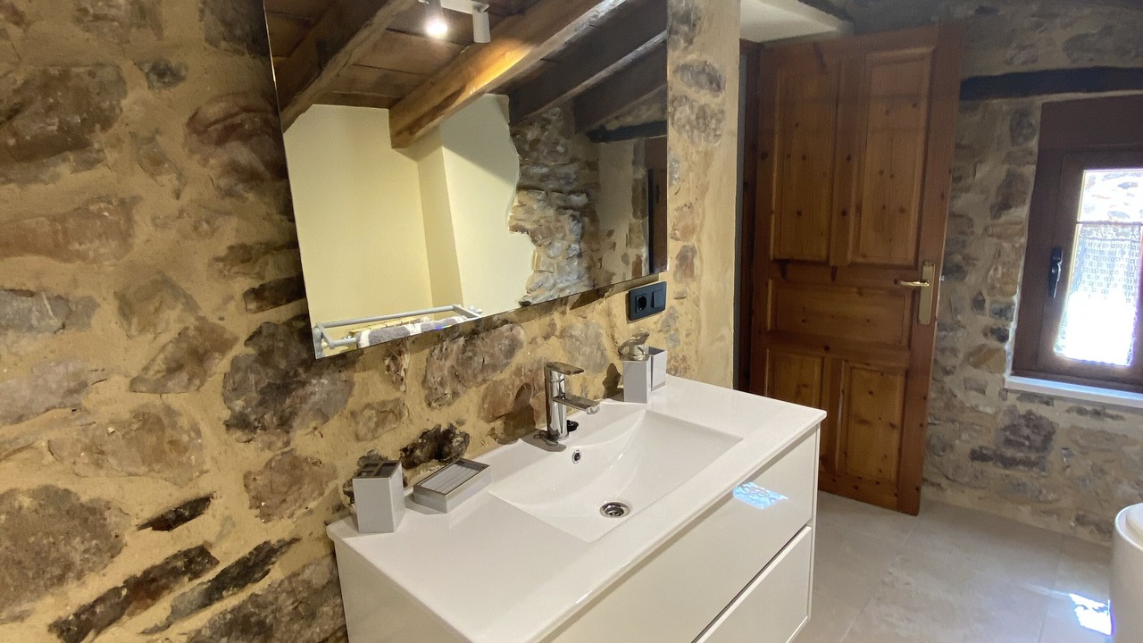 Photo of Bathroom in Cremenes