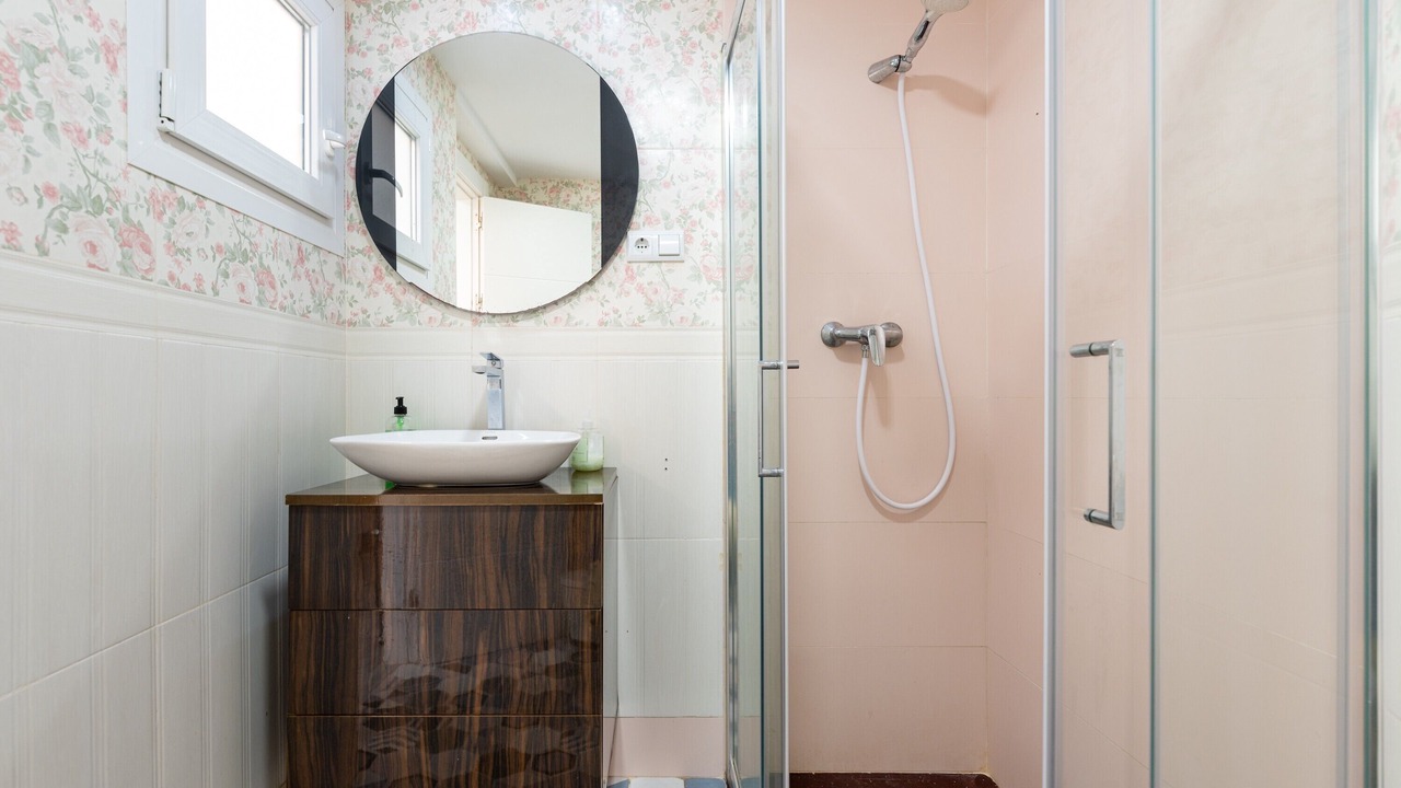Photo of Bathroom in R.E.N.F.E.