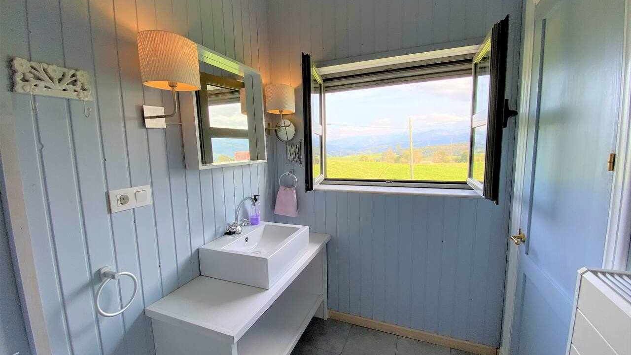 Photo of Bathroom in Parres