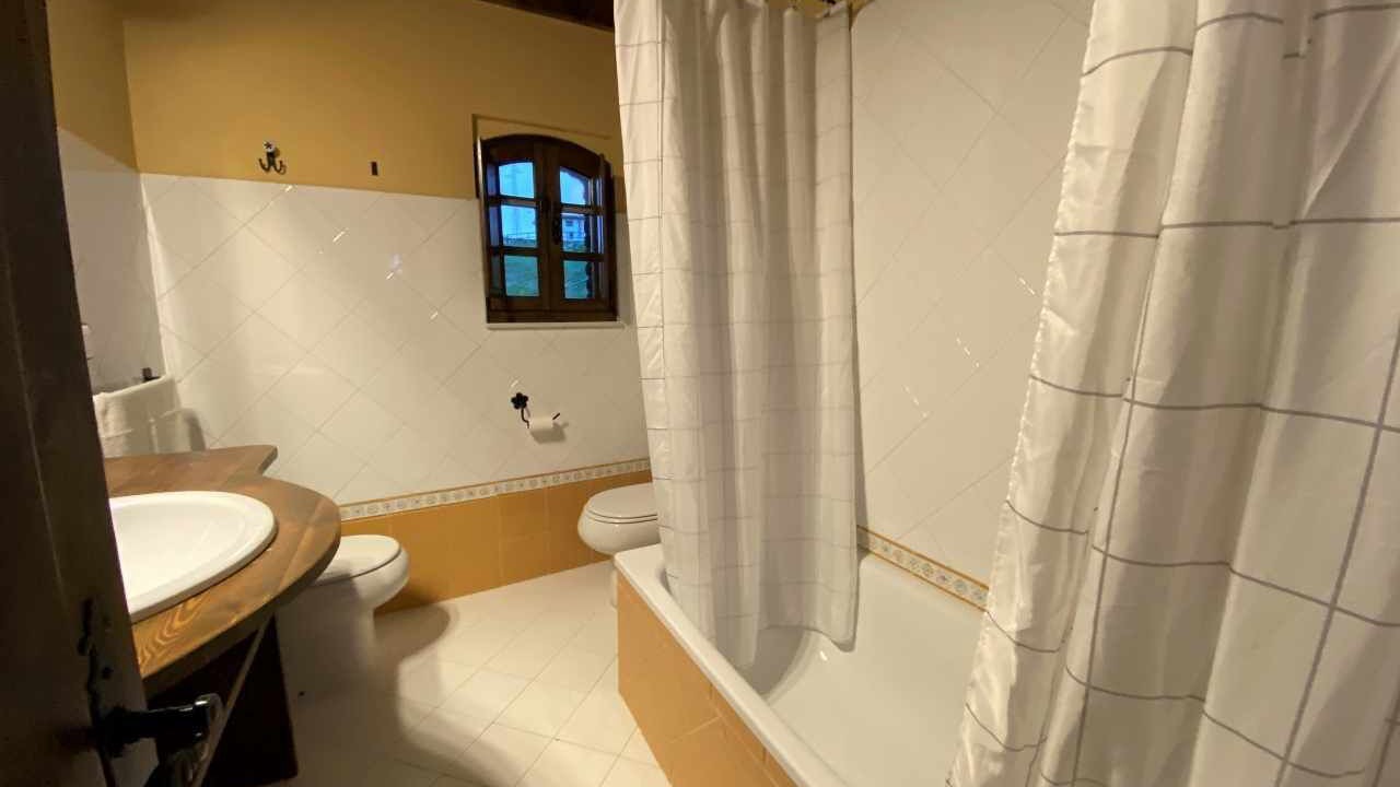 Photo of Bathroom in Parres