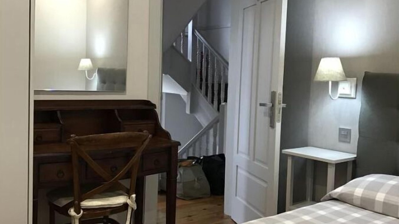 Photo of Bedroom in Poo