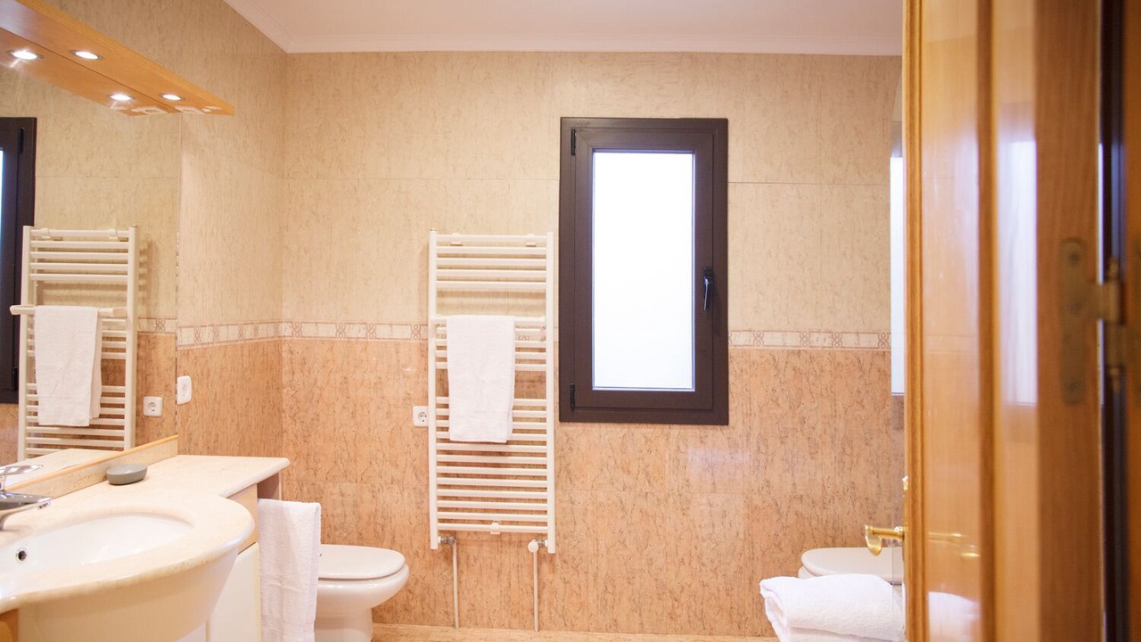Photo of Bathroom in Llampaies
