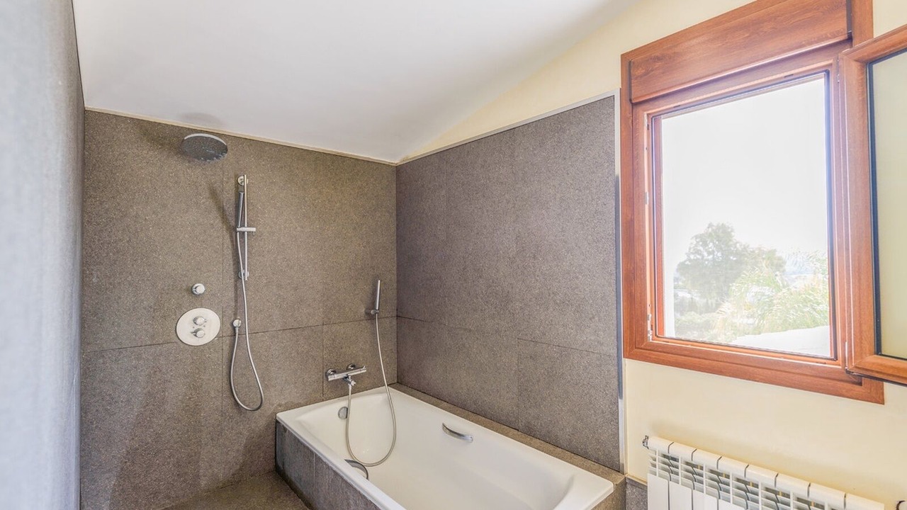 Photo of Bathroom in Coin