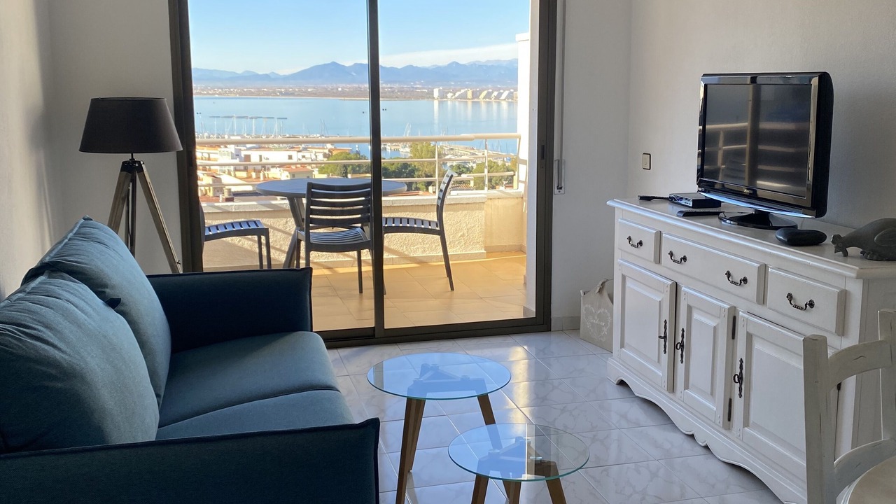 Photo of Livingroom in Roses Town Center