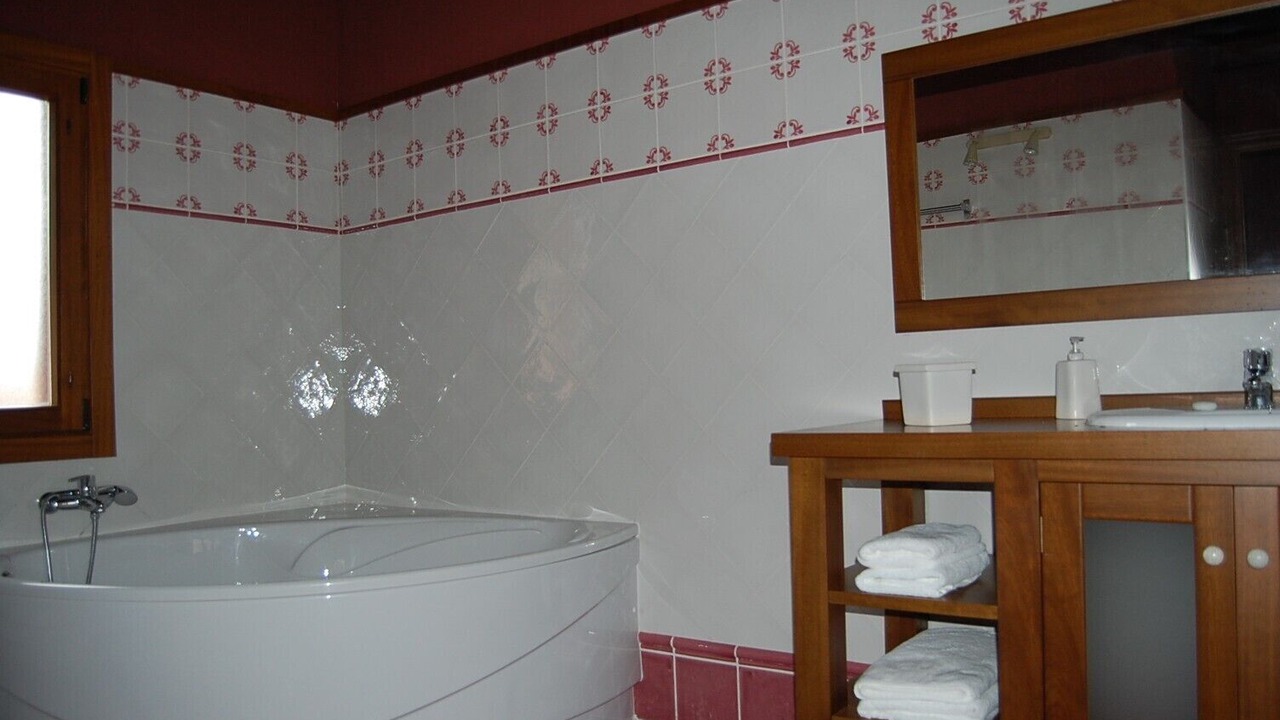 Photo of Bathroom in Parres