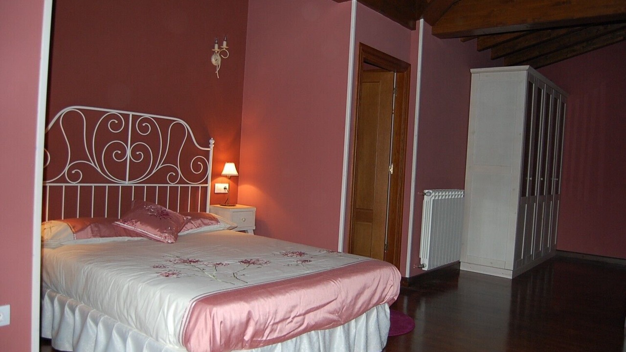 Photo of Bedroom in Parres