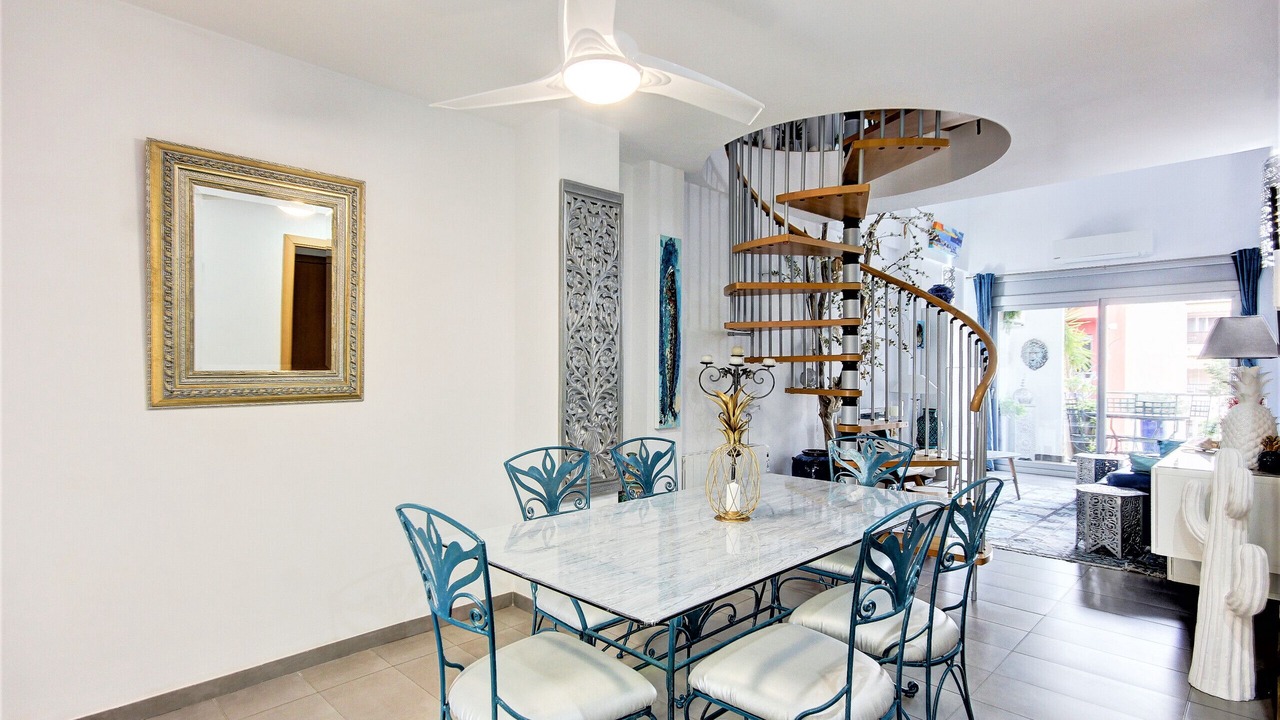 Photo of Livingroom in Roses Town Center