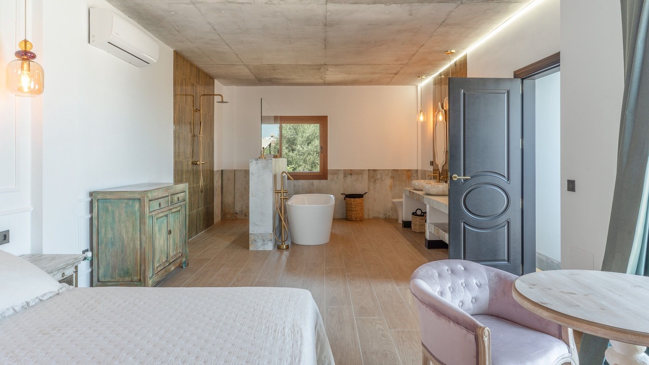 Photo of Bedroom in Coin