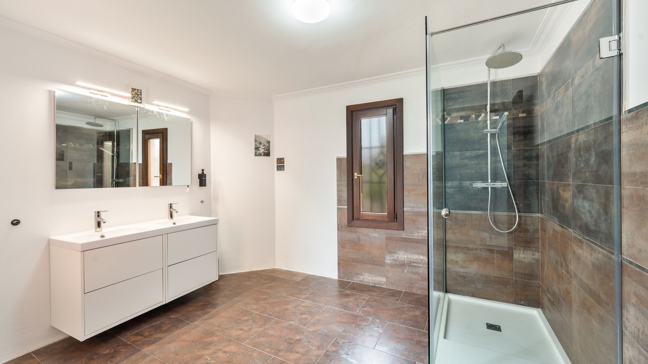 Photo of Bathroom in Coin
