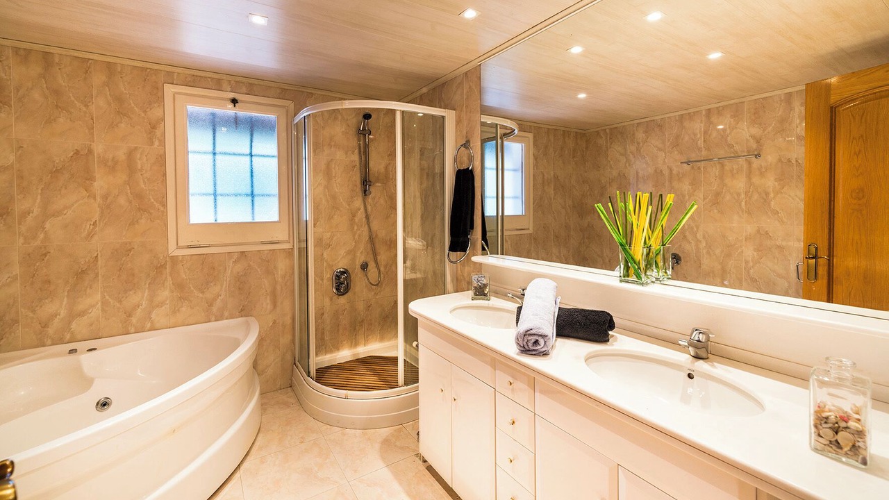 Photo of Bathroom in Llambilles