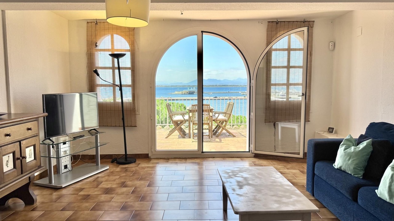 Photo of Livingroom in Roses Town Center
