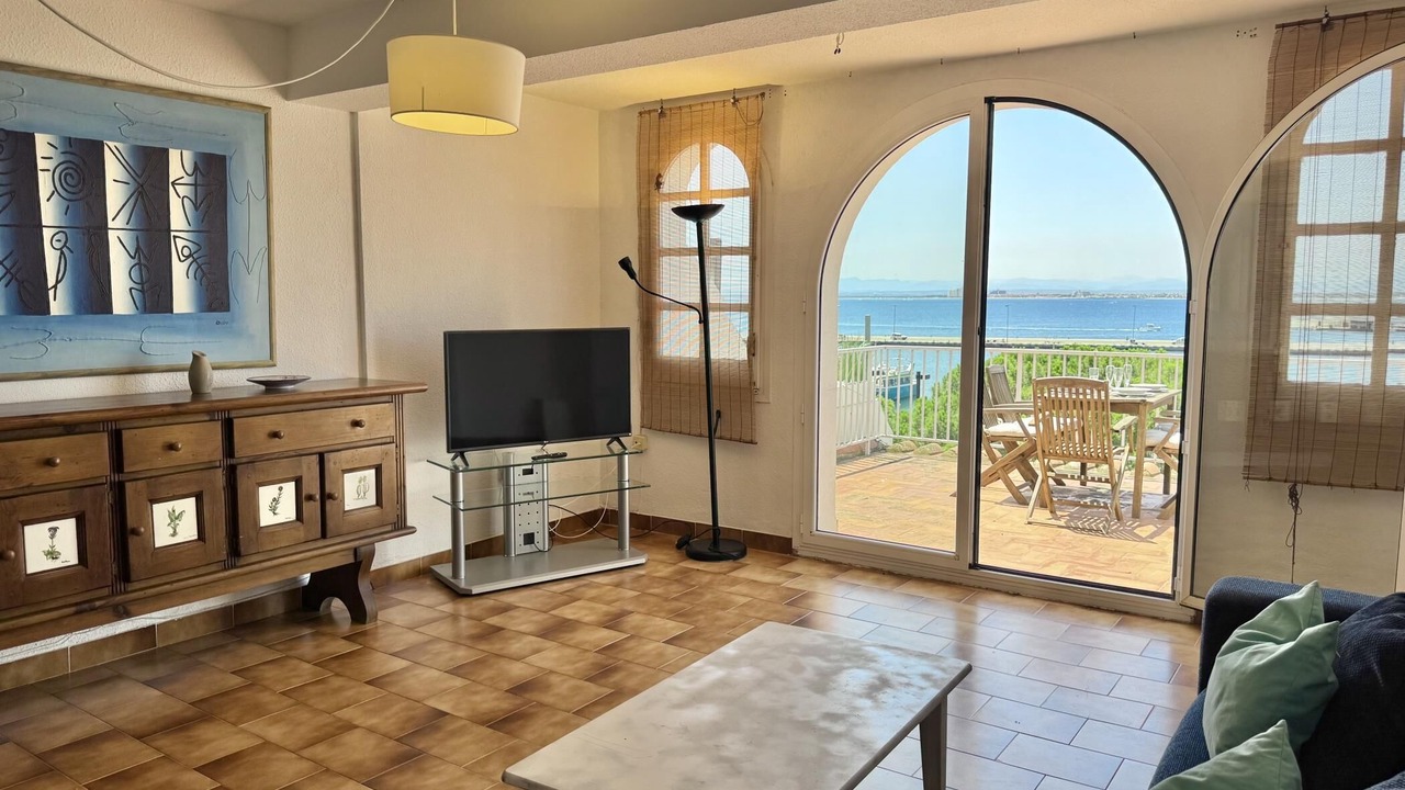 Photo of Livingroom in Roses Town Center