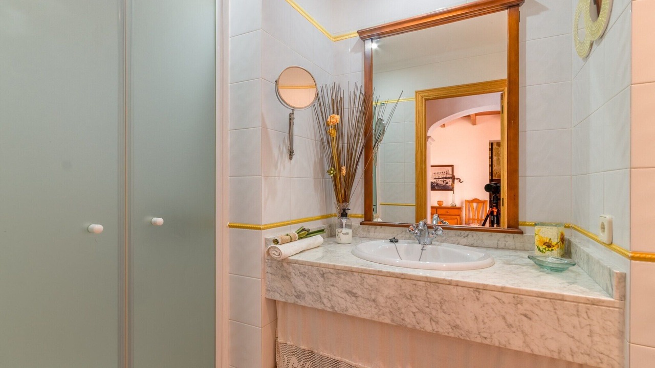 Photo of Bathroom in Alaro