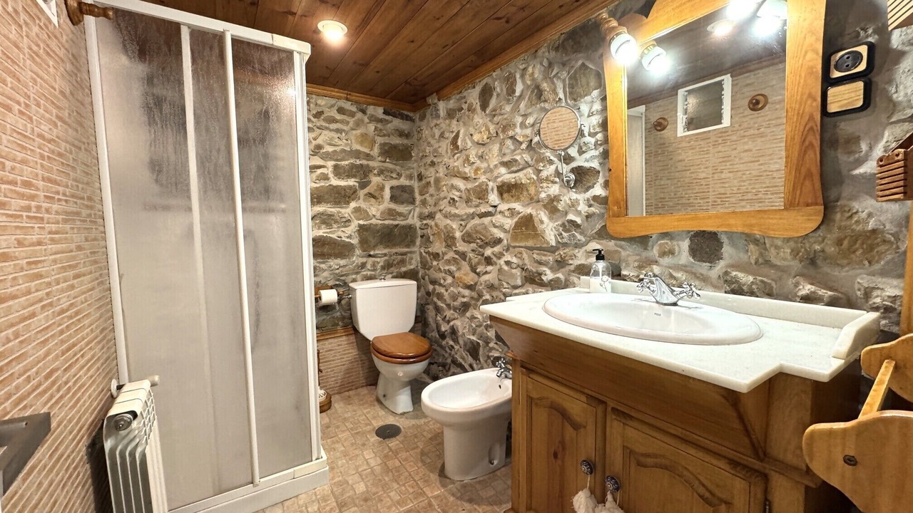 Photo of Bathroom in Parres