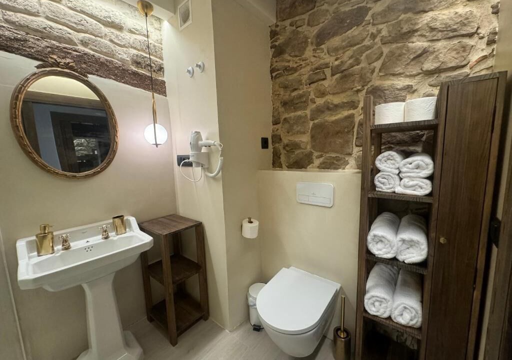 Photo of Bathroom in Laguardia