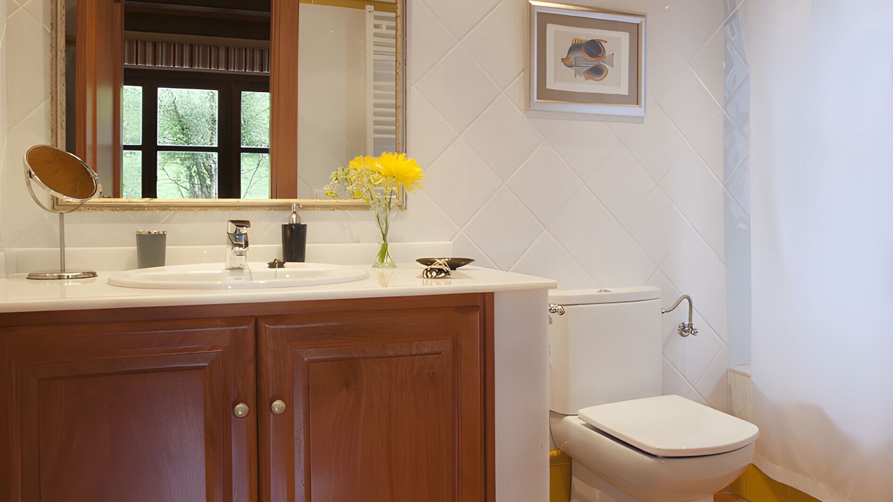 Photo of Bathroom in Poo