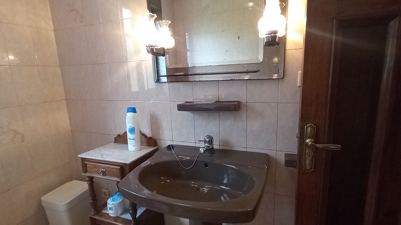 Photo of Bathroom in Poo
