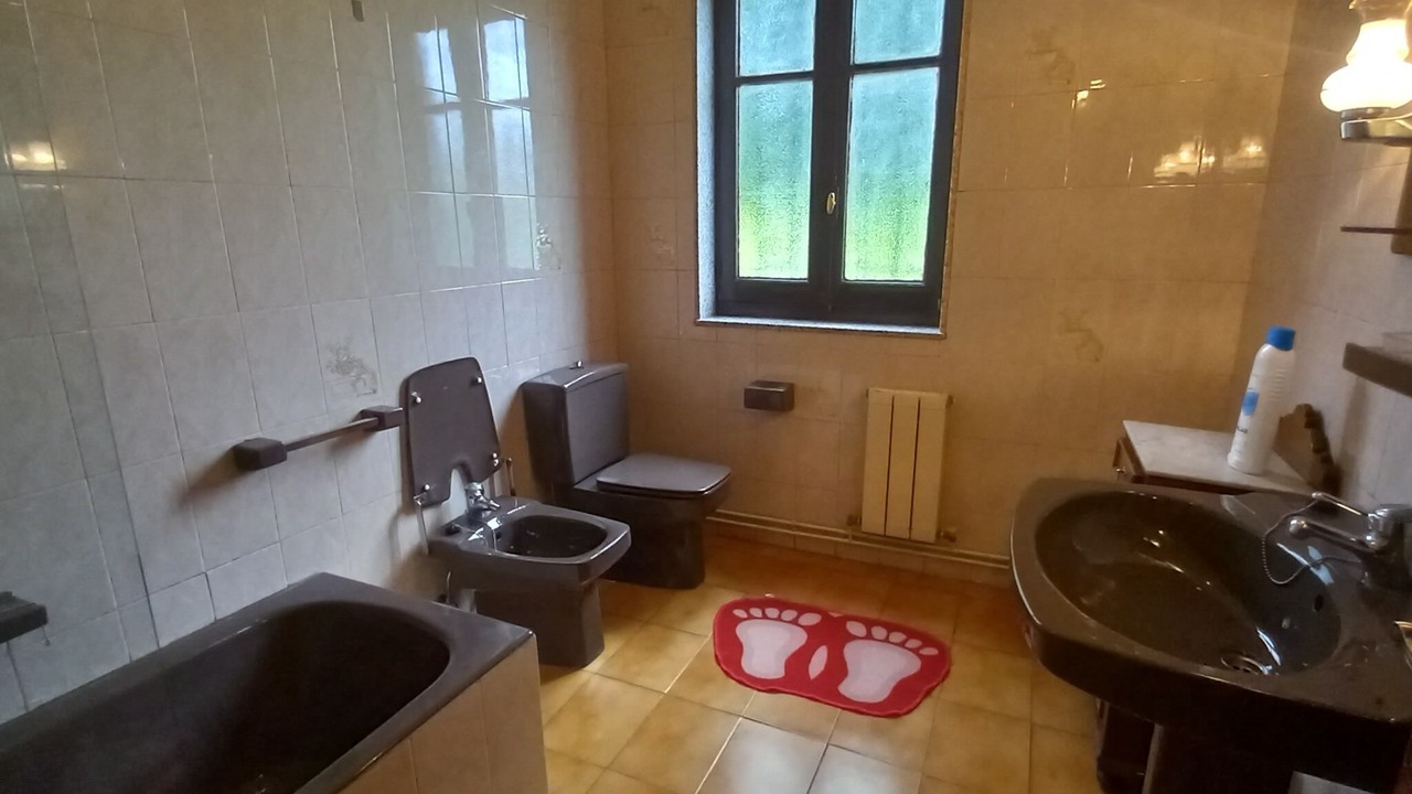 Photo of Bathroom in Poo