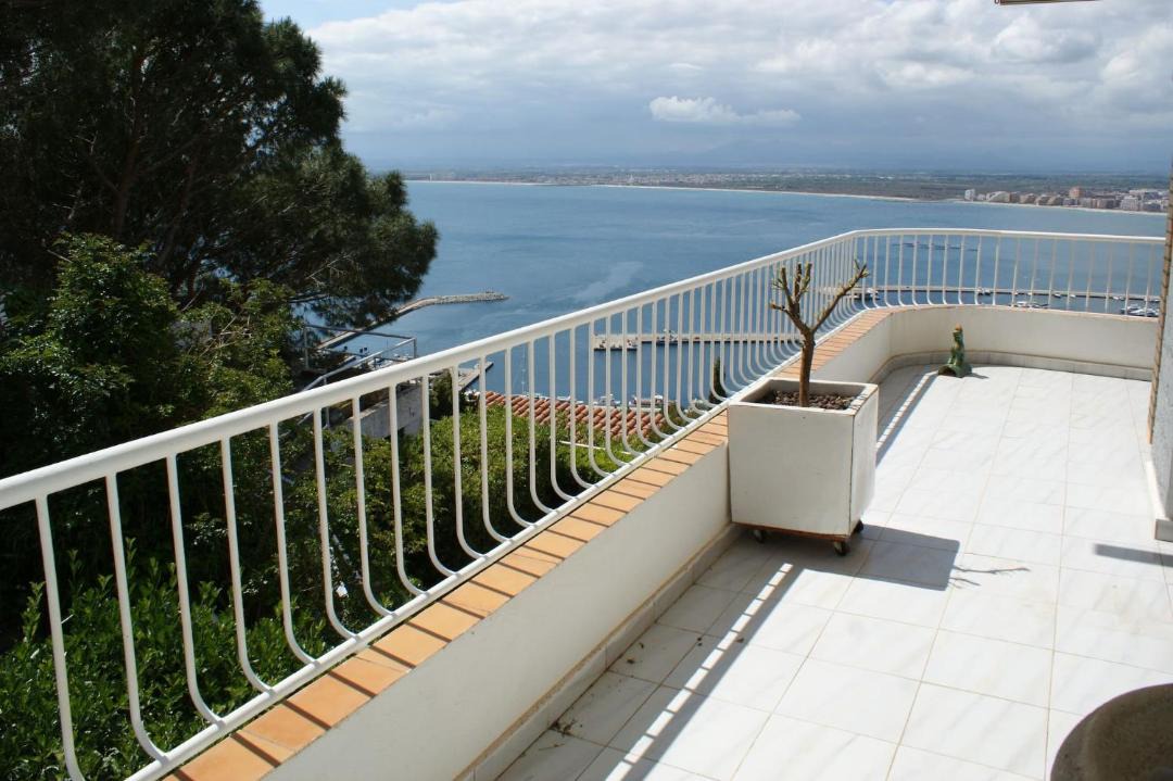 Photo of Patio Balcony in Roses Town Center