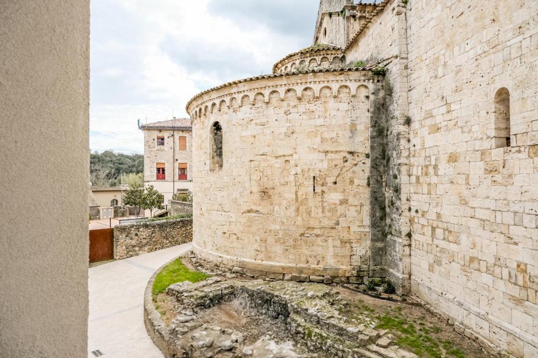 Photo of Others in Besalu