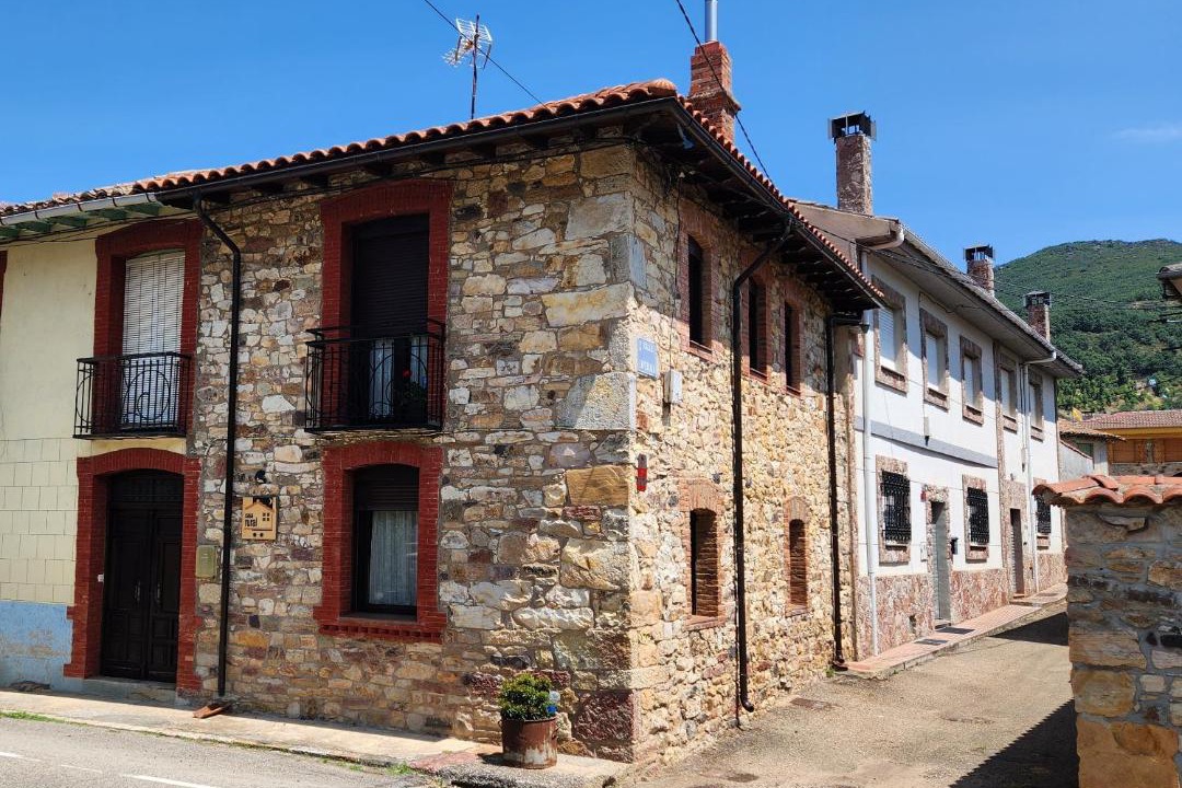 Photo of Buildings in Los Barrios de Luna