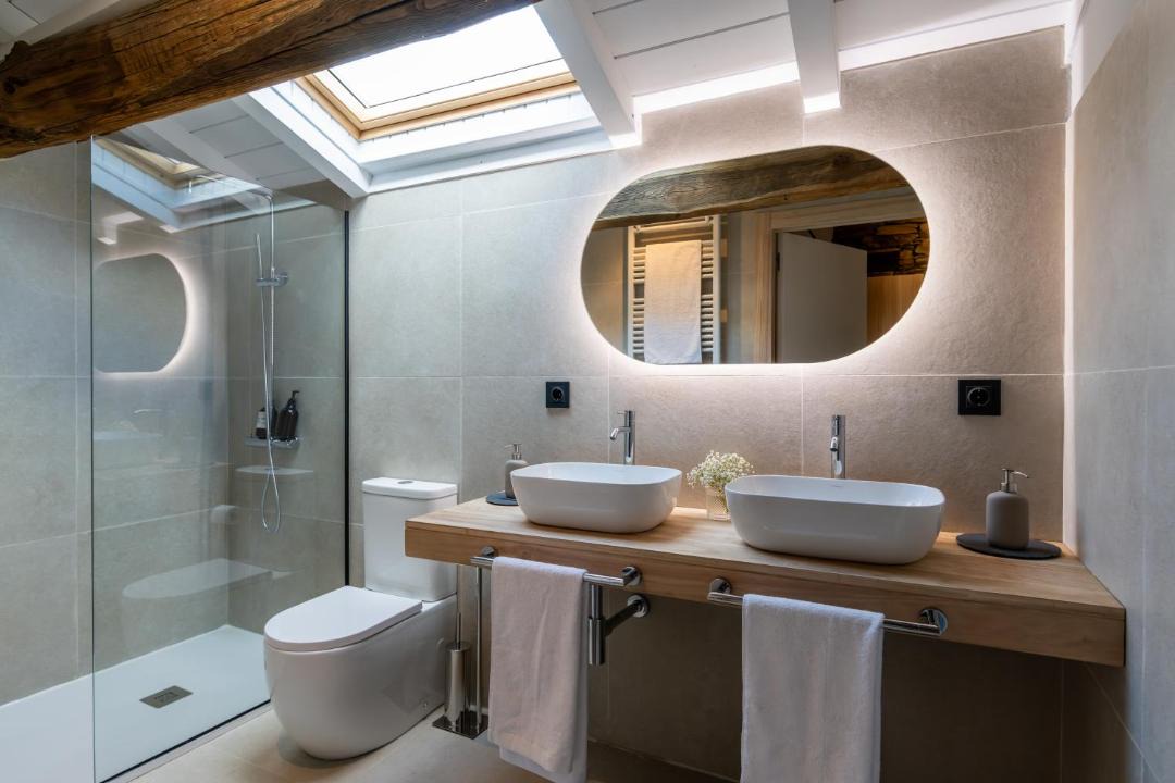 Photo of Bathroom in Larouco