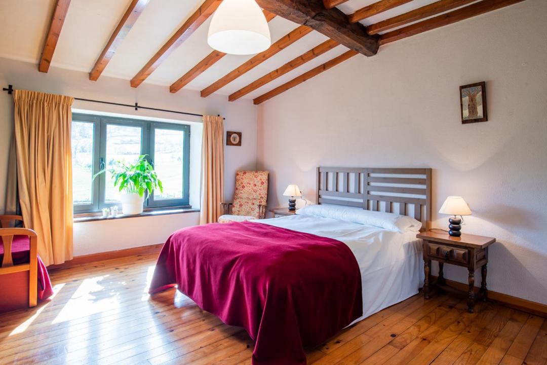 Photo of Bedroom in Parres